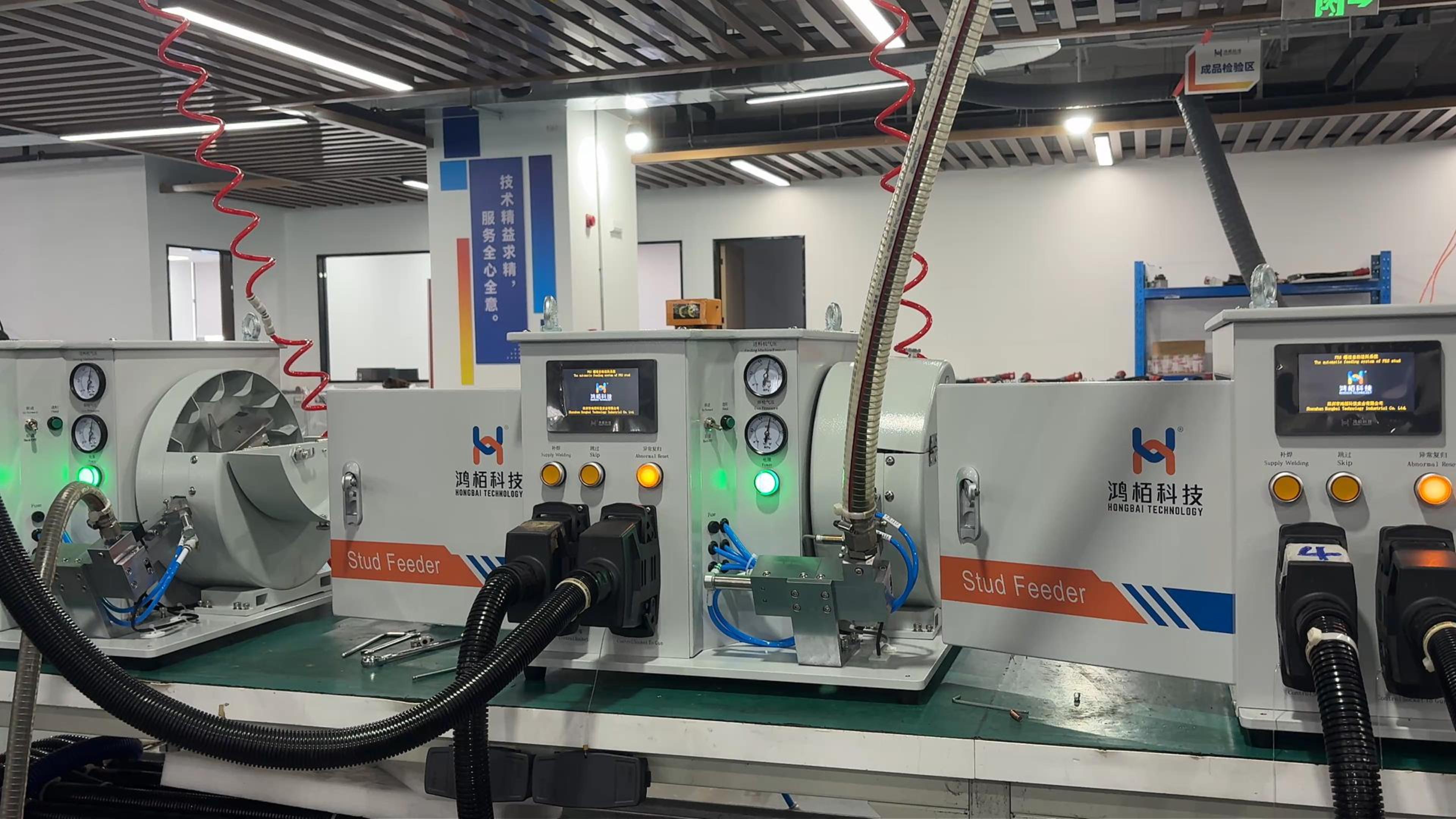 High-volume robotic stud welding with automatic stud feeding system